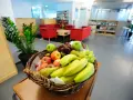 Koszyk pełen jabłek, bananów, gruszek i winogron. Idealny na owocowe czwartki w biurze.