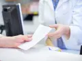 Farmaceutka przekazuje receptę, a pacjent zastanawia się, czy L4 wlicza się do emerytury.