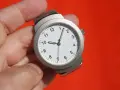 Zegarek na rękę z białym cyferblatem, wskazujący 9:09. Idealny na urlop wypoczynkowy na godziny.