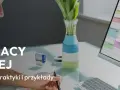 Kobieta planuje pracę na 3 zmiany, tworząc grafik. Na ekranie widać kalendarz z wpisanymi zadaniami.