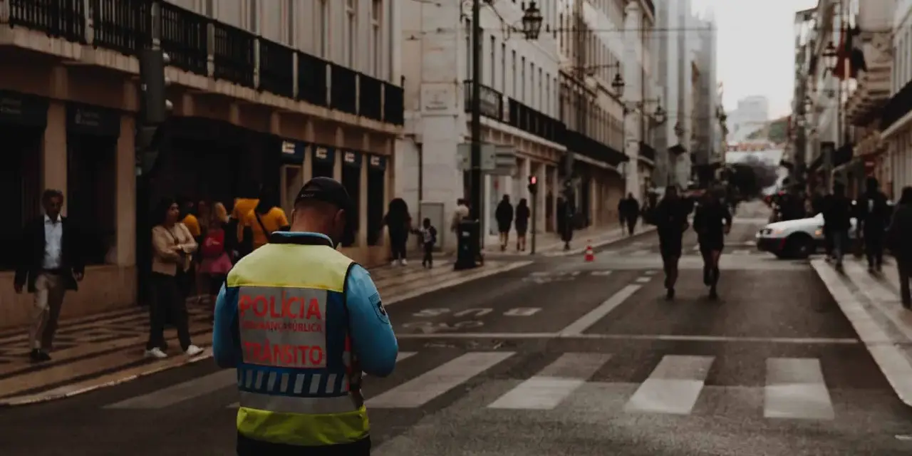 Policjant ruchu drogowego w kamizelce odblaskowej, gotowy do pracy. To jego list motywacyjny do straży miejskiej.