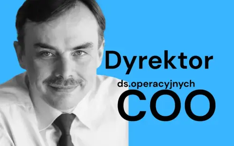 Mężczyzna w białej koszuli i krawacie, z wąsami, uśmiecha się. Obok jego twarzy widnieje napis "Dyrektor ds. operacyjnych COO", podkreślający jego stanowisko.