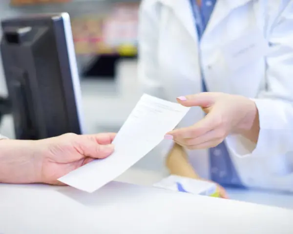 Farmaceutka przekazuje receptę, a pacjent zastanawia się, czy L4 wlicza się do emerytury.