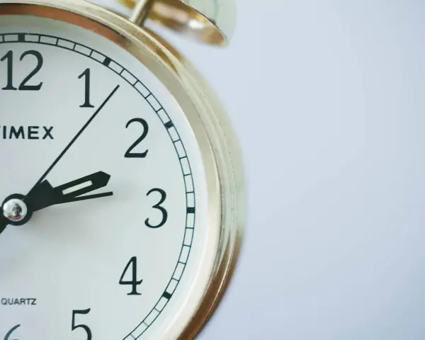 Zegar Timex pokazuje 3:10. Czas na zastanowienie, nadgodziny ile płatne, gdy zegar tyka.