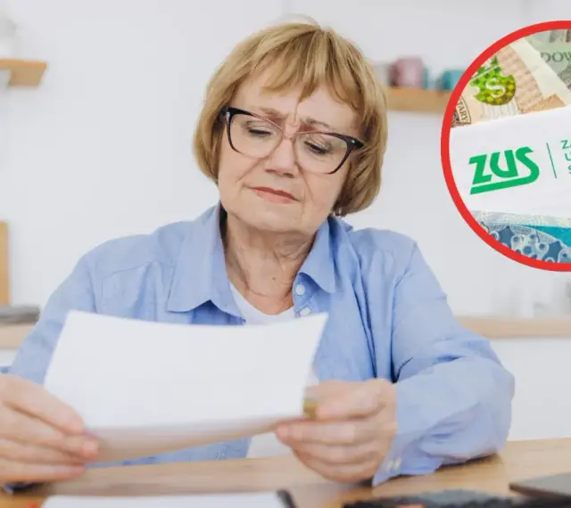 Zmartwiona kobieta analizuje dokumenty dotyczące pracy na pół etatu i emerytury minimalnej. W tle logo ZUS i polskie banknoty.