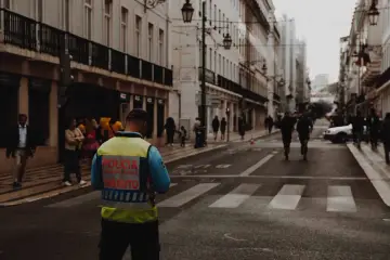 Policjant ruchu drogowego w kamizelce odblaskowej, gotowy do pracy. To jego list motywacyjny do straży miejskiej.