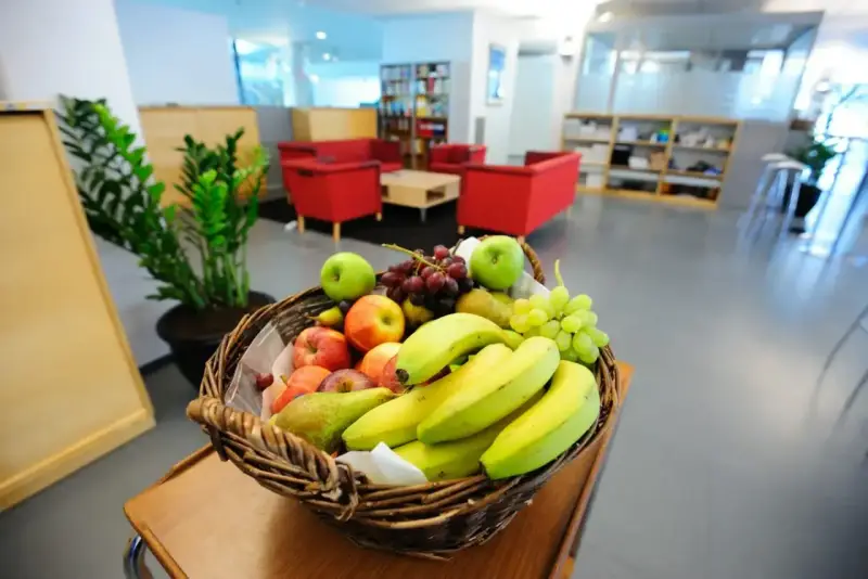 Koszyk pełen jabłek, bananów, gruszek i winogron. Idealny na owocowe czwartki w biurze.