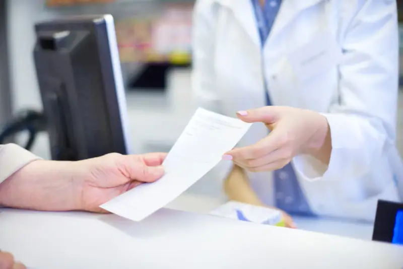 Farmaceutka przekazuje receptę, a pacjent zastanawia się, czy L4 wlicza się do emerytury.